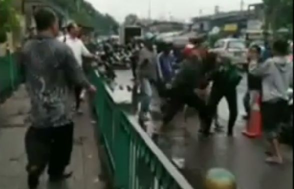 Hasil gambar untuk driver ojol dikeroyok di palembang