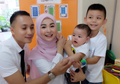 Patut Ditiru, Begini Cara Soraya Larasati Ajarkan Anaknya Berbagi!