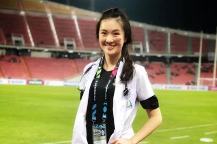 Dokter timnas Thailand, Sirin Triwutpipatkul di Piala AFF 2018 ternyata juga fan Lionel Messi
