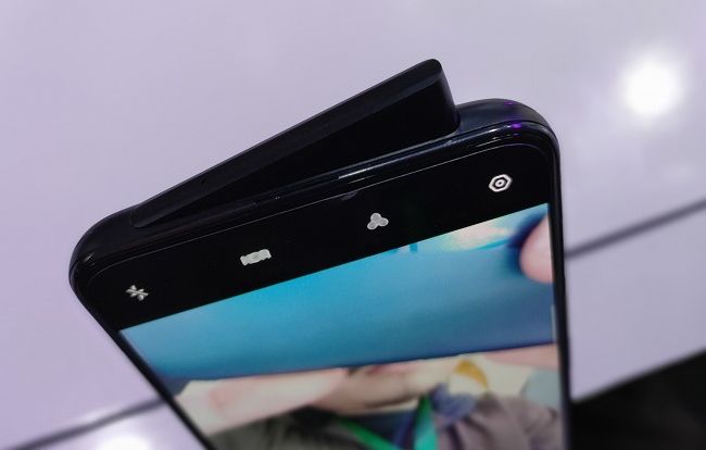 Kamera depan (pivot rising camera) yang unik dari Oppo Reno