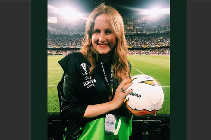 Monica, reporter televisi Spanyol, Female yang terkena bola pada bagian belakang kepalanya saat berada di stadion Mestalla jelang laga Valencia Vs Arsenal di Liga Eropa.