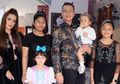 Pakai Baju Seperti Ini saat Kelulusan Anaknya, Ussy Sulistiawati Banjir Kritik Pedas