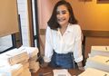 Enggak Hanya Akting, 5 Seleb Indonesia Ini Juga Mahir Menulis Buku!