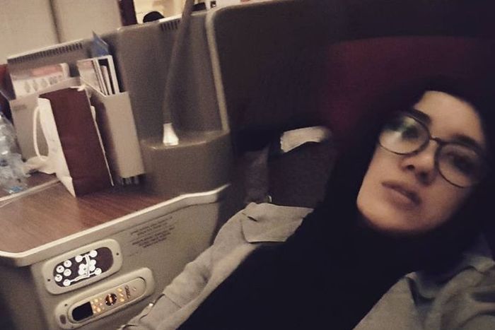 Bebi Silvana naik pesawat first class