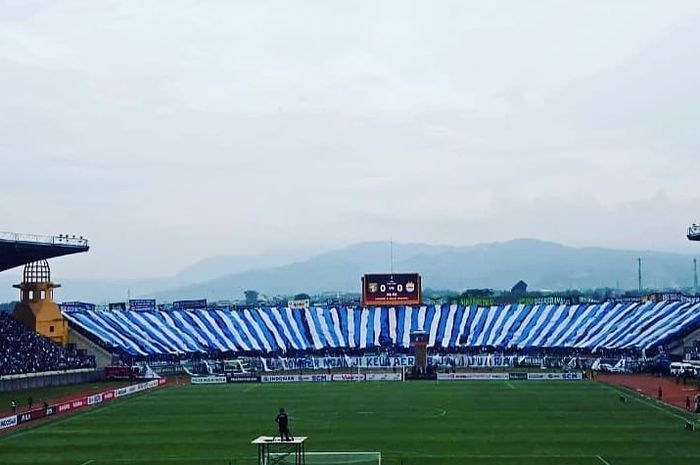 Koreografi pertandingan Persebaya Surabaya kontra Persib Bandung di Piala Presiden 2019.