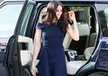 Meghan Markle dengan Balutan Outfit Berwarna Navy, Manis Banget!