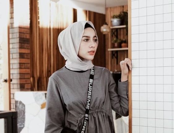 8 Inspirasi Outfit Hijab Nuansa Abu-Abu 