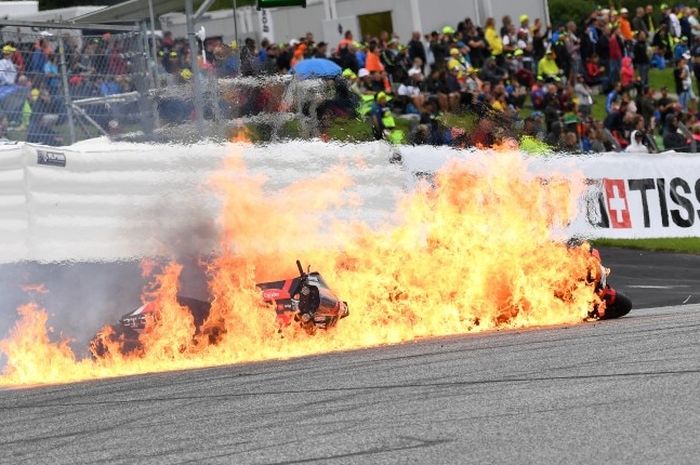 Motor Lorenzo Savadori menghantam motor Dani Pedrosa dan kemudian terbakar