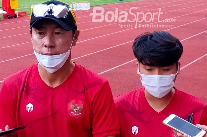 Pelatih timnas U-19 Indonesia, Shin Tae-yong, sedang memberikan keterangan kepada awak media dalam pemusatan latihan timnas U-19 Indonesia di Stadion Madya, Senayan, Jakarta Pusat, 20 Agustus 2020.