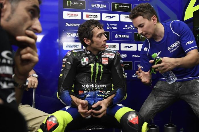 Valentino Rossi dan Jorge Lorenzo digosipkan ke Petronas Yamaha SRT di MotoGP 2021