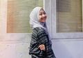 Sweet! Intip 6 Outfit Hijab Nuansa Abu-Abu ala Anak Almarhum Uje, Adiba Khanza!