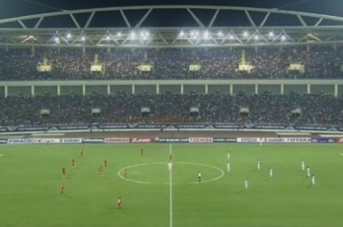 Suasana laga Vietnam kontra Indonesia pada semifinal kedua Piala AFF 2016 di Stadion My Dinh, Hanoi,