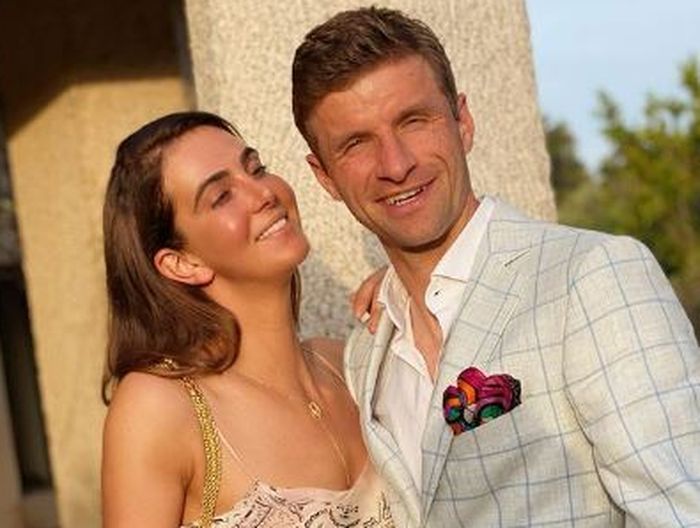 Thomas Muller dan sang istri Lisa Muller