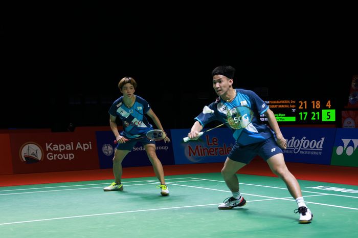 Pasangan ganda campuran Thailand, Dechapol Puavaranukroh/Sapsiree Taerattanachai, saat tampil pada Indonesia Open 2021.