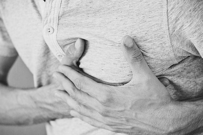 Sakit pada dada saat baru merupakan ciri-ciri dari paru-paru basah. 