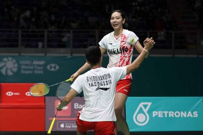 Pasangan ganda campuran Indonesia, Dejan Ferdinansyah/Gloria Emanuelle Widjaja, melakukan selebrasi usai memastikan ke babak semifinal Malaysia Open 2023, Jumat (13/1/2023)