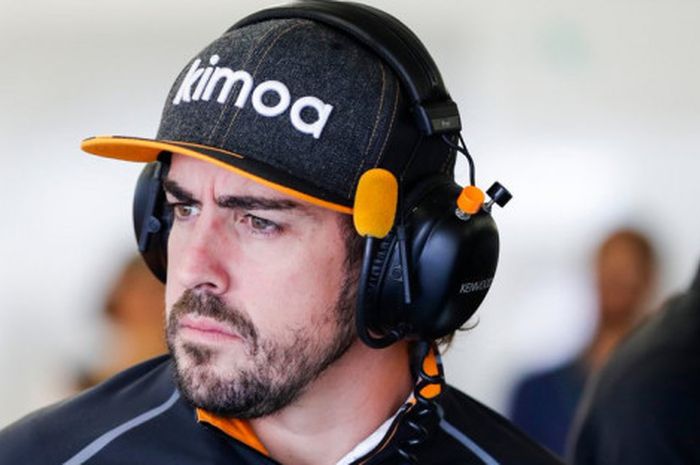 Fernando Alonso saat berada di paddock tim McLaren dalam sebuah sesi F1 GP Brasil 2018.