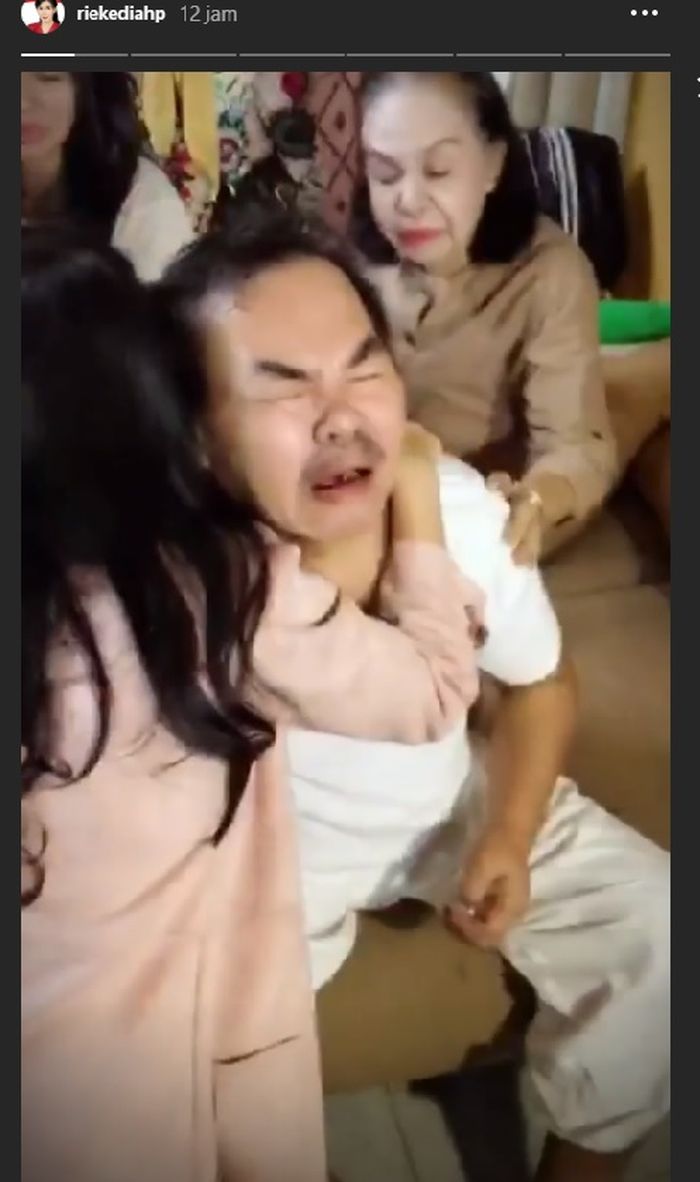 Rieke Diah Pitaloka dan rekan-rekan Bajaj Bajuri menjenguk Mat Solar