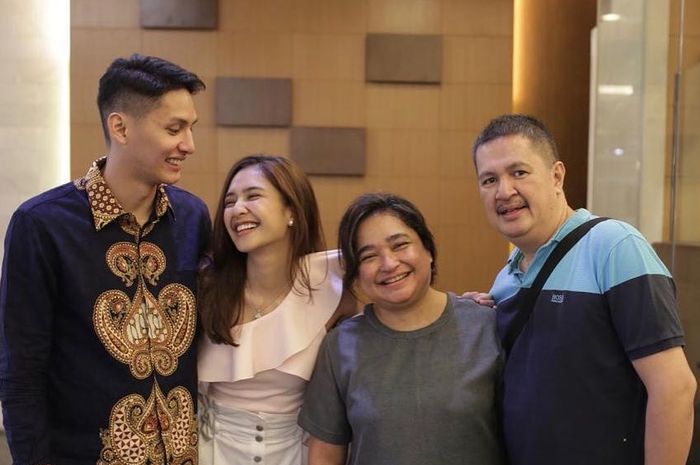 Ibunda Mikha Tambayong dikabarkan meninggal dunia, Minggu (3/3/2019) sore ini.