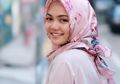 Mengenang Inspirasi Gaya Hijab Rina Nose dengan Busana Santun Minimalis, Modis Banget!