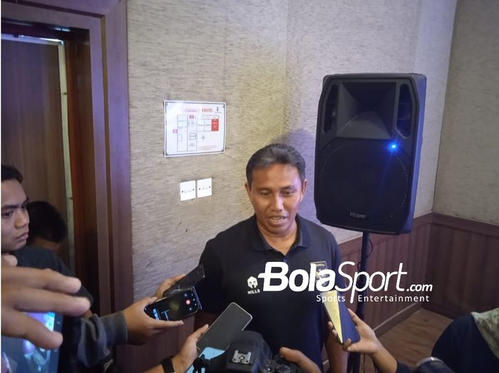 Pelatih timnas U-16 Indonesia, Bima Sakti saat konferensi pers jelang laga lawan Filipina di Hotel The Rich Jogja, Sabtu (30/7/2022).