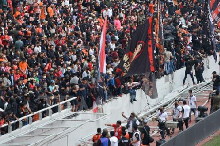 Pagar Tribun Stadion JIS Jebol, The Jakmania Pertanyakan Keamanan Penonton