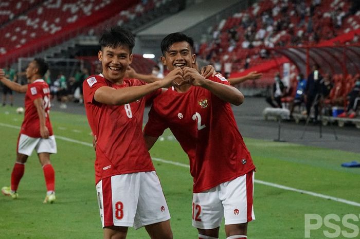 Selebrasi pemain timnas Indonesia, Pratama Arhan dan Witan Sulaeman, usai membobol gawang Malaysia di Piala AFF 2020.