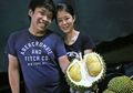Rayakan Ulangtahun Pernikahan, Pasangan Ini Bagi-bagi 2.200 Kg Durian Selama 2 Hari!