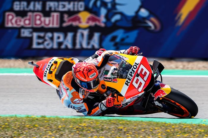 gaya balap Marc Marquez bikin Iker Lecuona melongo.