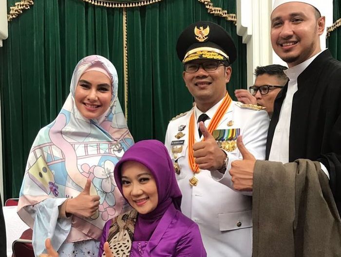 Kartika Putri dan Habib Usman saat hadiri pelantikan Ridwan Kamil