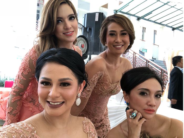 Nia dan tiga kakak iparnya - instagram.com/gitajanu
