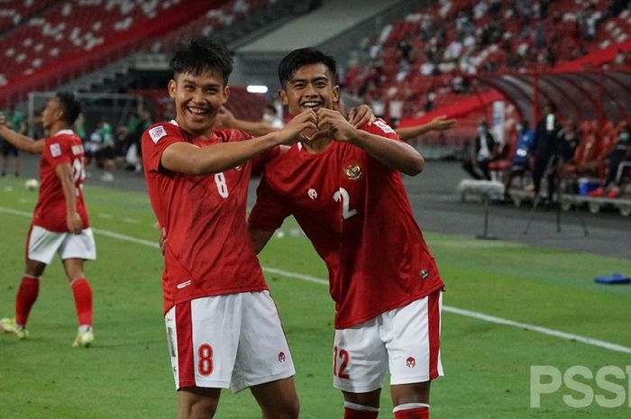 Selebrasi pemain timnas Indonesia, Pratama Arhan dan Witan Sulaeman, usai membobol gawang Malaysia di Piala AFF 2020.