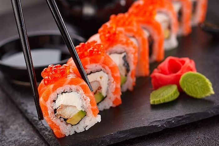 ilustrasi sushi roll