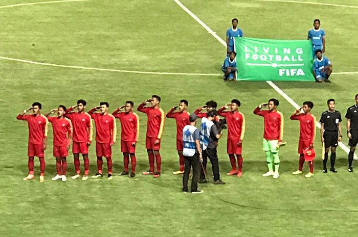Para pemain timnas U-19 Indonesia menyanyikan lagu kebangsaan jelang kick-off laga uji coba kontra timnas U-19 China di Gelora Bung Tomo, Surabaya, 17 Oktober 2019.
