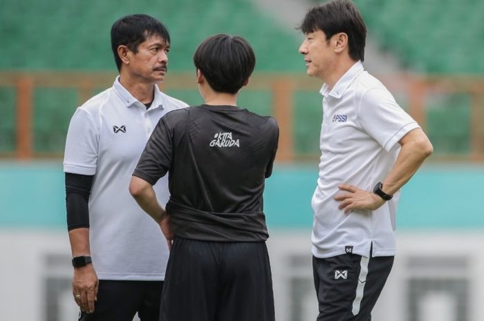 Pelatih sekaligus manajer timnas Indonesia, Shin Tae-yong, berunding dengan Indra Sjafri saat memimpin latihan timnas U-19 Indonesia.