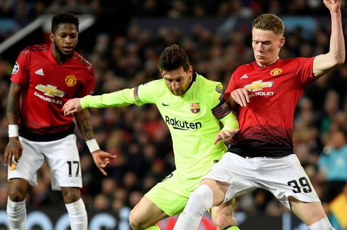 Scott McTominay berebut bola dengan Lionel Messi dalam duel Liga Champions Manchester United vs Barcelona, 10 April 2019.