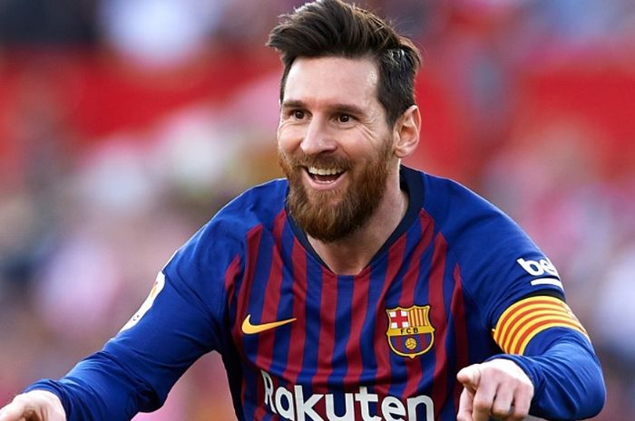 Ekspresi Lionel Messi usai sukses mencetak hattrick ke gawang Sevilla di Ramon Sanchez Pijzuan pada hari Sabtu (23/2/2019).