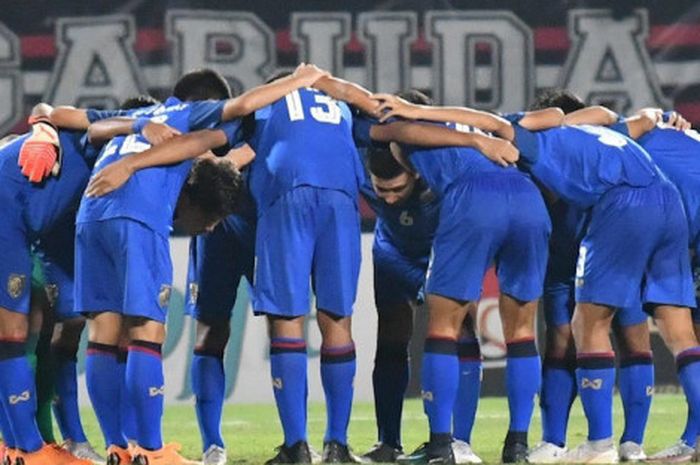  Sikap berdoa timnas U-16 Thailand tatkala