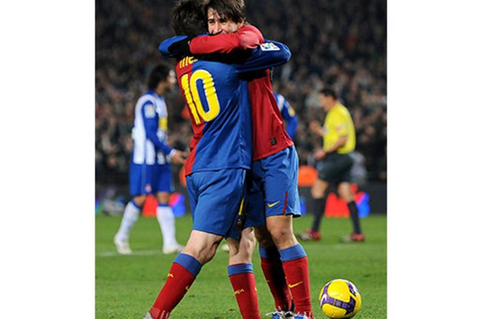 Bojan Krkic memeluk Lionel Messi kala masih bermain untuk Barcelona