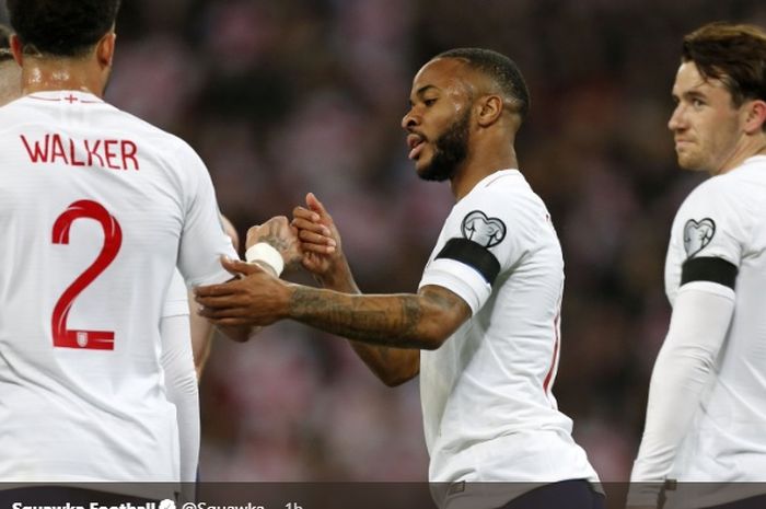 Penyerang sayap Inggris, Raheem Sterling merayakan gol bersama rekan-rekan usai mencetak gol ketiganya ke gawang Republik Ceska