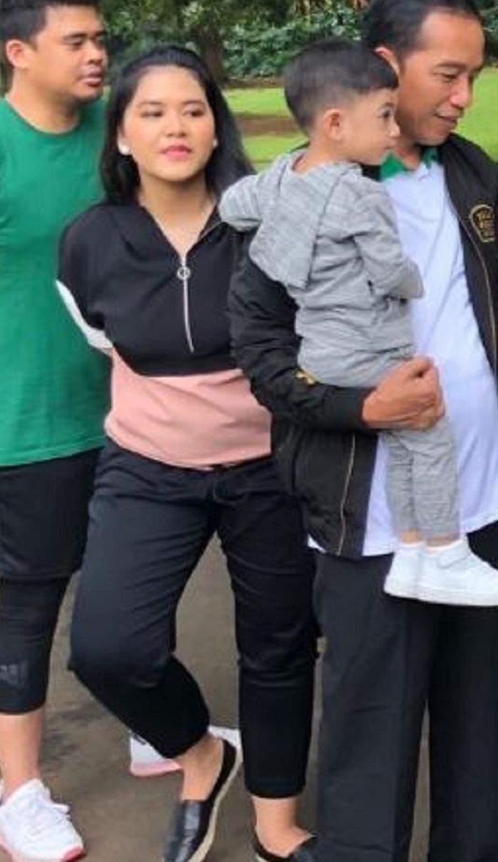 Penampilan Kahiyang Ayu dan Selvi Ananda saat liburan bersama keluarga Presiden Jokowi