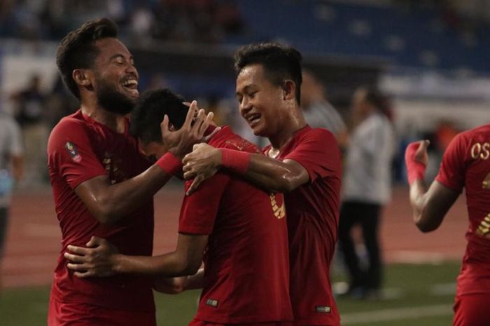 Para pemain timnas U-22 Indonesia merayakan gol Evan Dimas Darmono  ke gawang Myanmar dalam babak semifinal SEA Games 2019 di Stadion Rizal Memorial, Sabtu (7/12/2019)