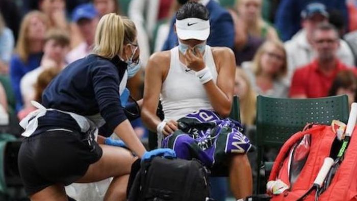 Petenis tunggal putri remaja Britania Raya, Emma Raducanu, menerima pemeriksaan awal dari pelatih sebelum akhirnya mundur dari pertandingan babak keempat Wimbledon 2021 karena kesulitan bernafas.