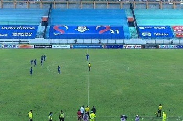 Tangkapan layar live streaming PPSM Sakti Magelang menarik pemainnya dari lapangan pada pertandingan kontra Persak Kebumen di Stadion Moch Soebroto, Senin (1/11), aksi protes atas kepemimpinan wasit di pertandingan ini.
