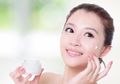 Bukan Diusap, Seperti Ini Cara Perempuan Jepang Aplikasikan Krim Wajah