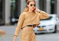 10 Fashion Gigi Hadid Buat Nobar Piala Dunia Bareng Pacar atau Gebetan