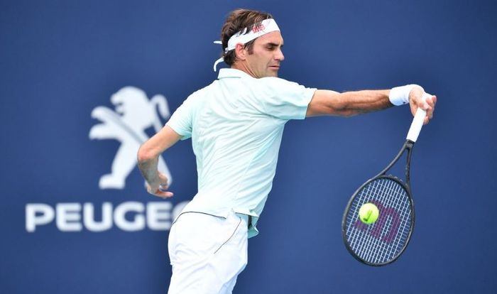 Roger Federer saat melawan Filip Krajinovic pada babak ketiga Miami Open 2019 (25/3/2019)