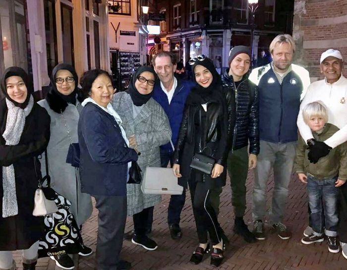 keluarga Mark Sungkar dan Fanny Bauty saat berlibur