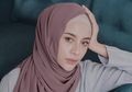 6 Inspirasi Outfit Hijab untuk Kondangan Ala Aghnia Punjabi. Modis!