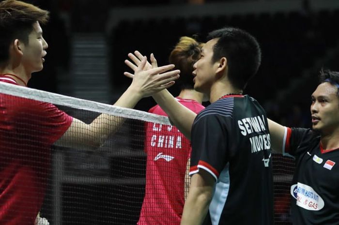 Momen saat ganda putra Indonesia, Mohammad Ahsan/Hendra Setiawan, menjabat tangan Liu Yuchen/Li Junhui (China) pada laga semifinal Singapore Open 2019